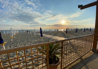 Spiaggia con ombrelloni