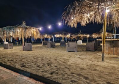 Capannine e sedie in spiaggia