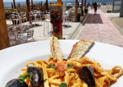 Linguine allo scoglio in spiaggia