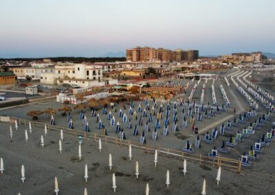 Spiaggia con ombrelloni e sdraio