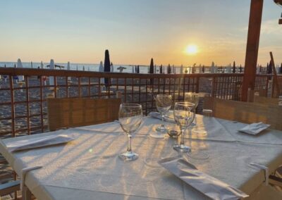 Tavoli e ombrelloni in spiaggia