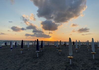 Spiaggia con ombrelloni