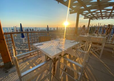 Tavoli e ombrelloni in spiaggia