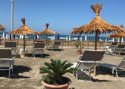 Capannine e sdraio in spiaggia