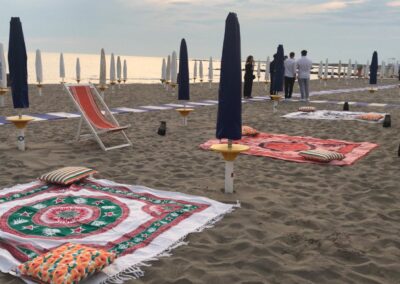 Spiaggia con ombrelloni, teli e sdraio