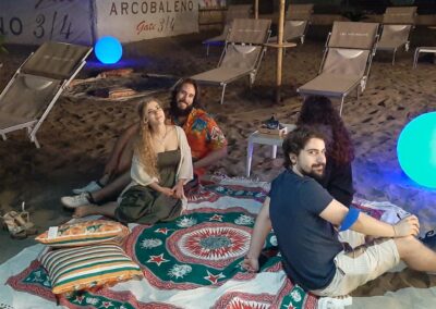 Ragazzi sul telo in spiaggia